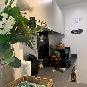 Nr Town Train Coach Shops Lovely Entire Allows Quiet Good Dogs Apartment Bournemouth